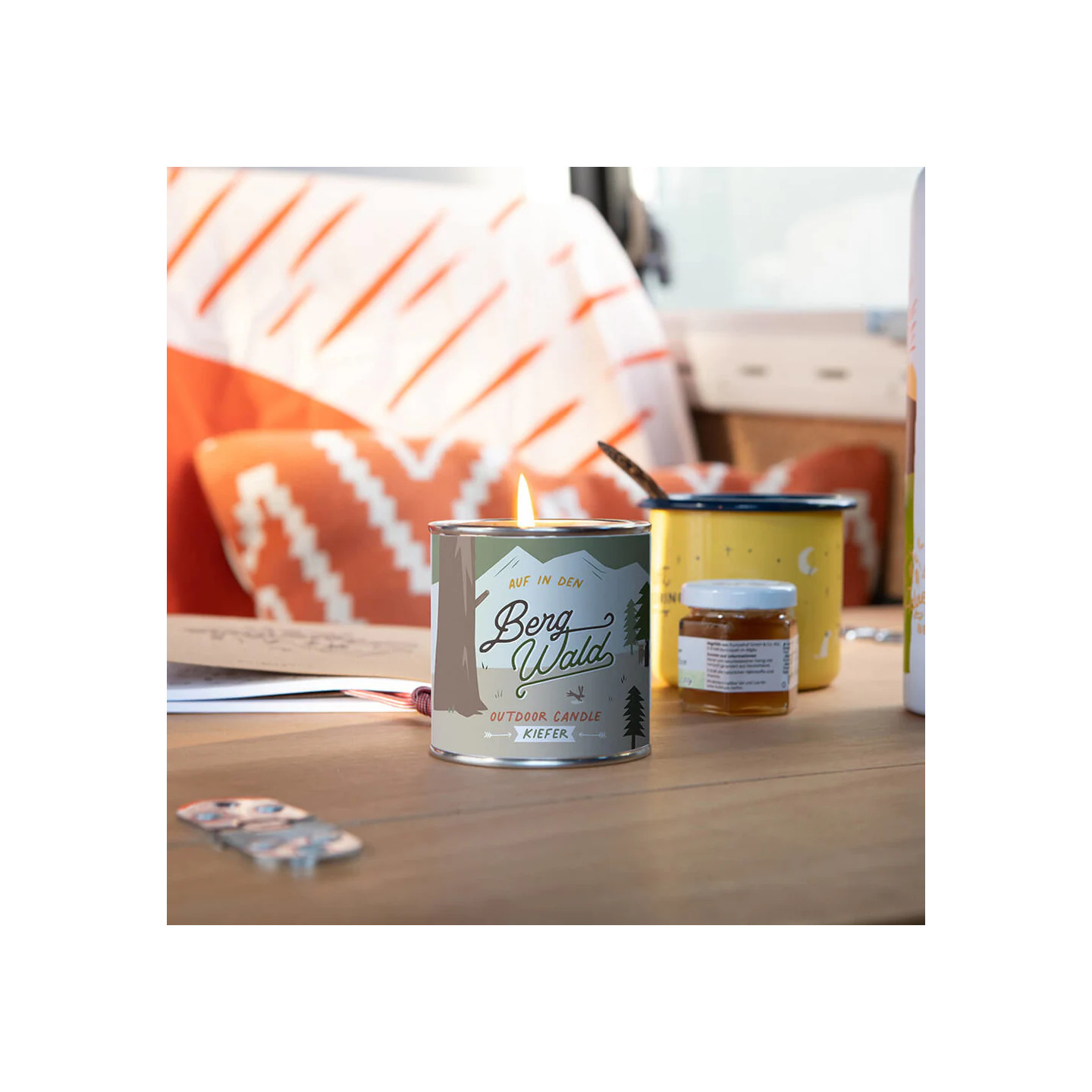 Roadtyping – organic pine scented candle in tin